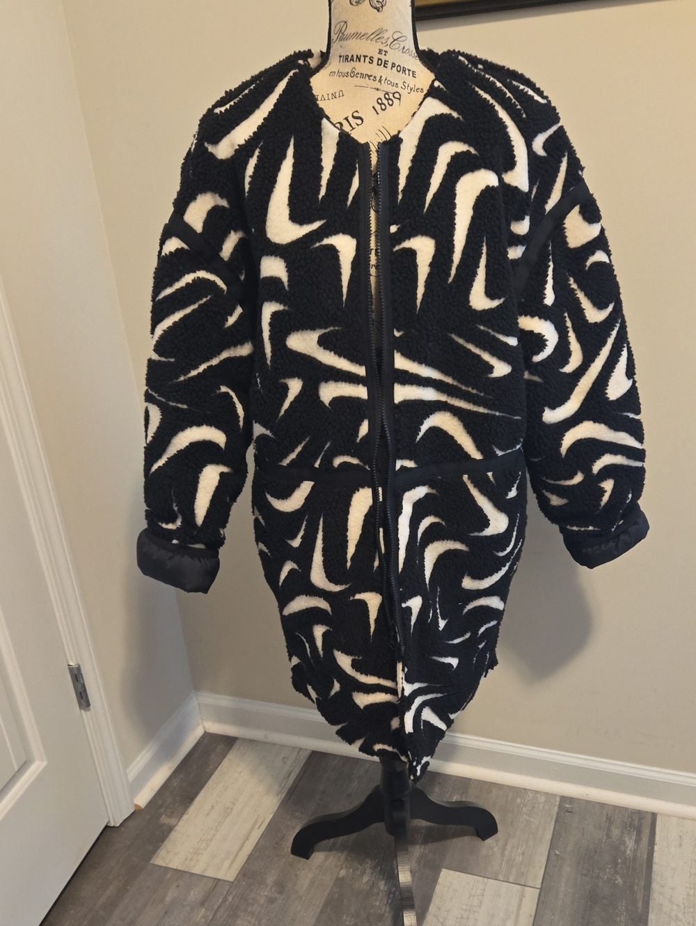 Nike Black & White Pattern Zip-Front Puffer Jacket